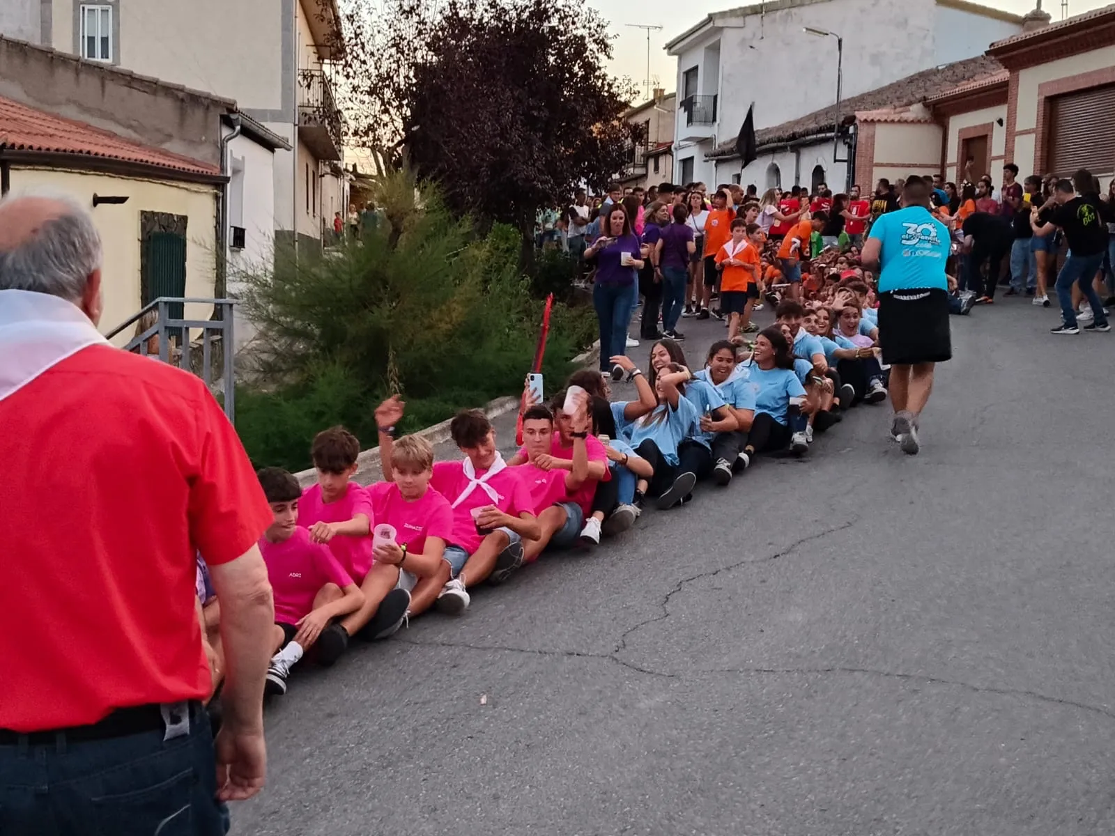 Foto 5 - Las pe&ntilde;as envuelven de color y ambiente el Pedroso de la Armu&ntilde;a marcando el inicio de sus fiestas en honor a San Pedro Ap&oacute;stol