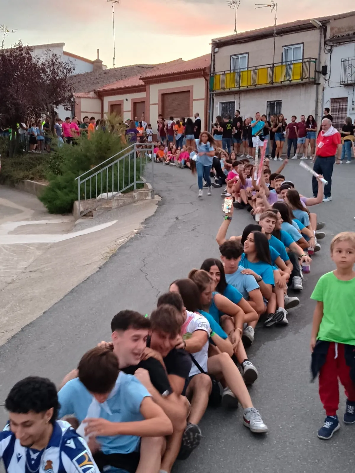 Foto 8 - Las pe&ntilde;as envuelven de color y ambiente el Pedroso de la Armu&ntilde;a marcando el inicio de sus fiestas en honor a San Pedro Ap&oacute;stol