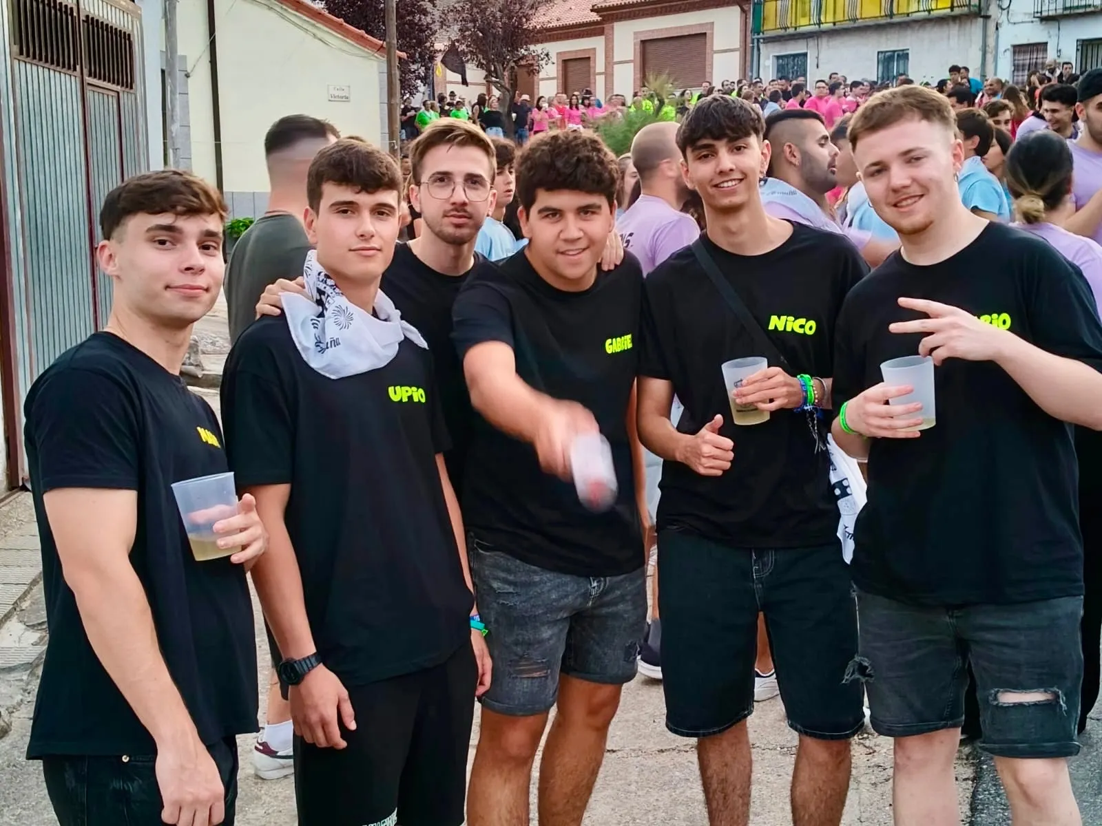 Foto 7 - Las pe&ntilde;as envuelven de color y ambiente el Pedroso de la Armu&ntilde;a marcando el inicio de sus fiestas en honor a San Pedro Ap&oacute;stol