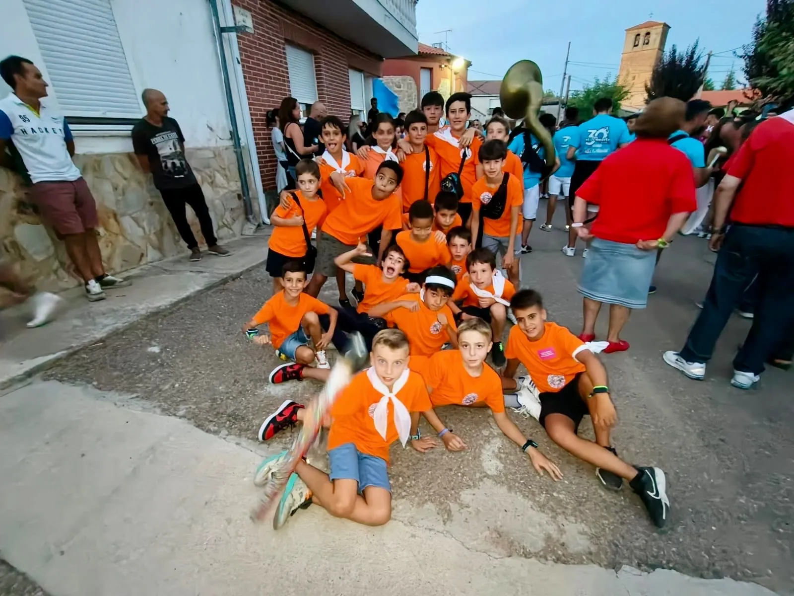 Foto 6 - Las pe&ntilde;as envuelven de color y ambiente el Pedroso de la Armu&ntilde;a marcando el inicio de sus fiestas en honor a San Pedro Ap&oacute;stol