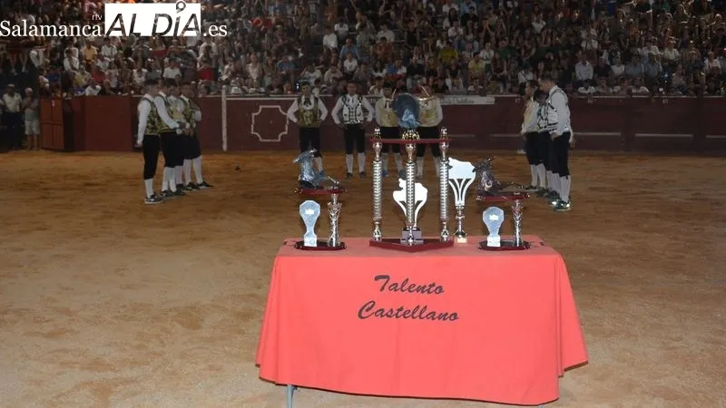 Los doce recortadores realizaron cortes, quiebros y saltos a los novillos