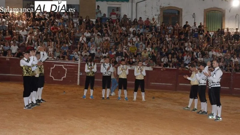 Los doce recortadores realizaron cortes, quiebros y saltos a los novillos