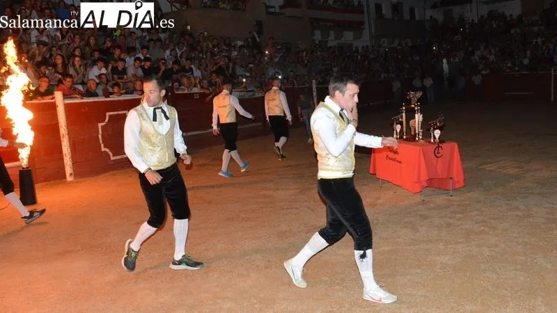 Los doce recortadores realizaron cortes, quiebros y saltos a los novillos