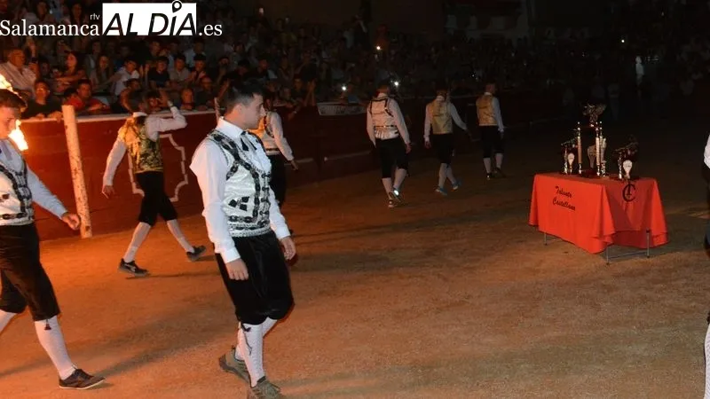 Los doce recortadores realizaron cortes, quiebros y saltos a los novillos