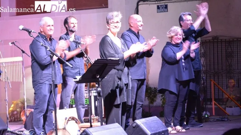 El grupo de Baleo ofreció un concierto en la Plaza de la Barrera de Lumbrales