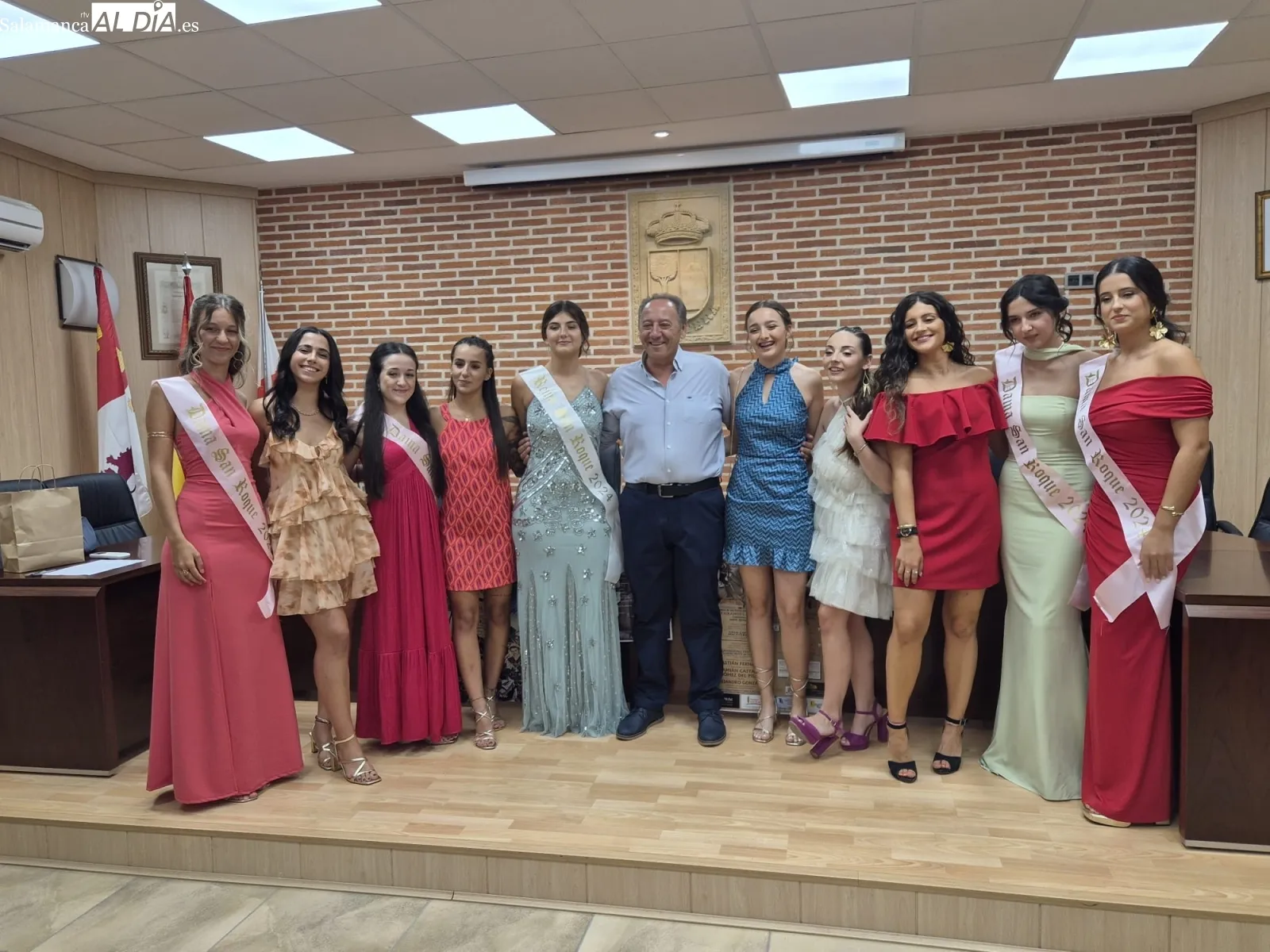 Foto 4 - Bailes y color para una multitudinaria bienvenida a las fiestas de San Roque en Macotera