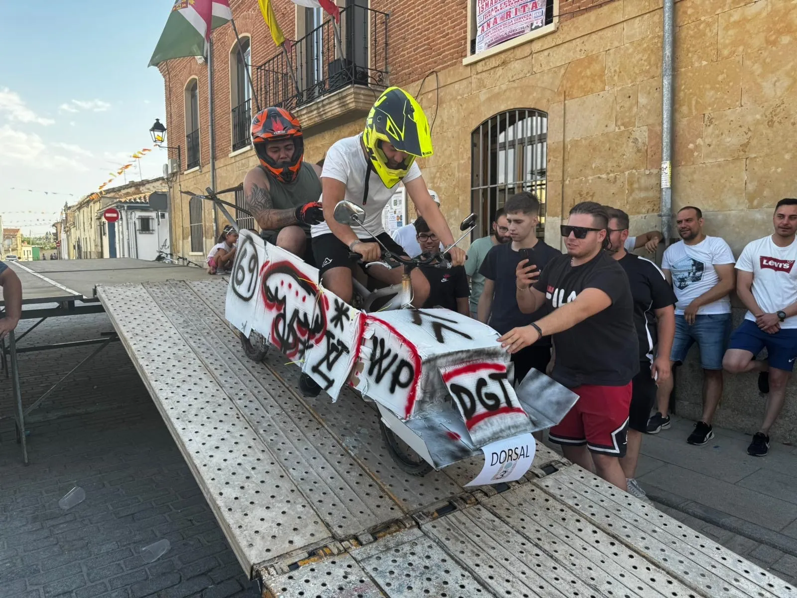 Foto 2 - Diversi&oacute;n y creatividad protagonizan el I Concurso de Autos Locos de Cantalpino
