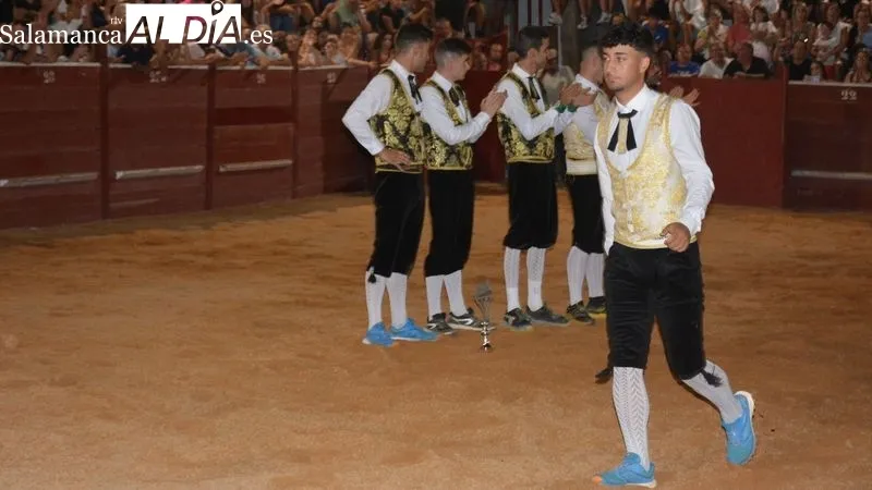 Los doce recortadores realizaron cortes, quiebros y saltos a los novillos