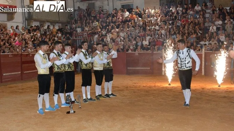 Los doce recortadores realizaron cortes, quiebros y saltos a los novillos