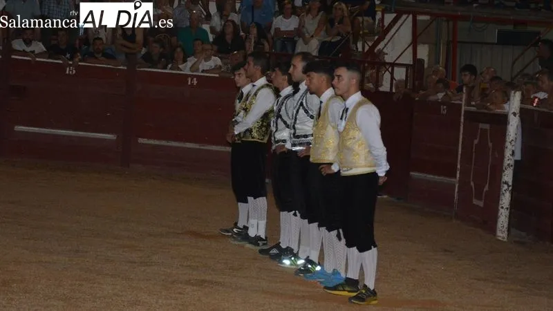 Los doce recortadores realizaron cortes, quiebros y saltos a los novillos