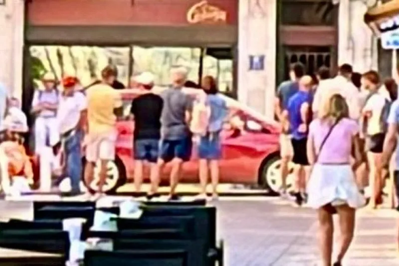 Foto 6 - Trasladada en helic&oacute;ptero y en estado muy grave una mujer tras un atropello en la Calle Carmen