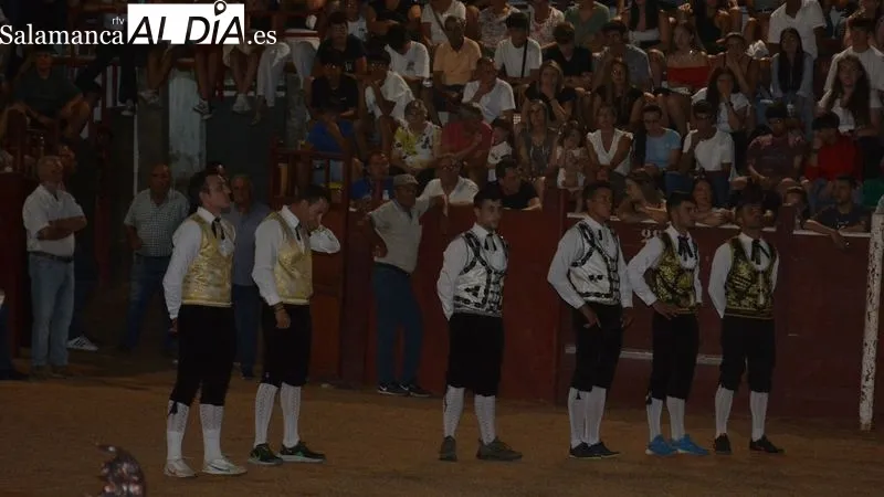 Los doce recortadores realizaron cortes, quiebros y saltos a los novillos