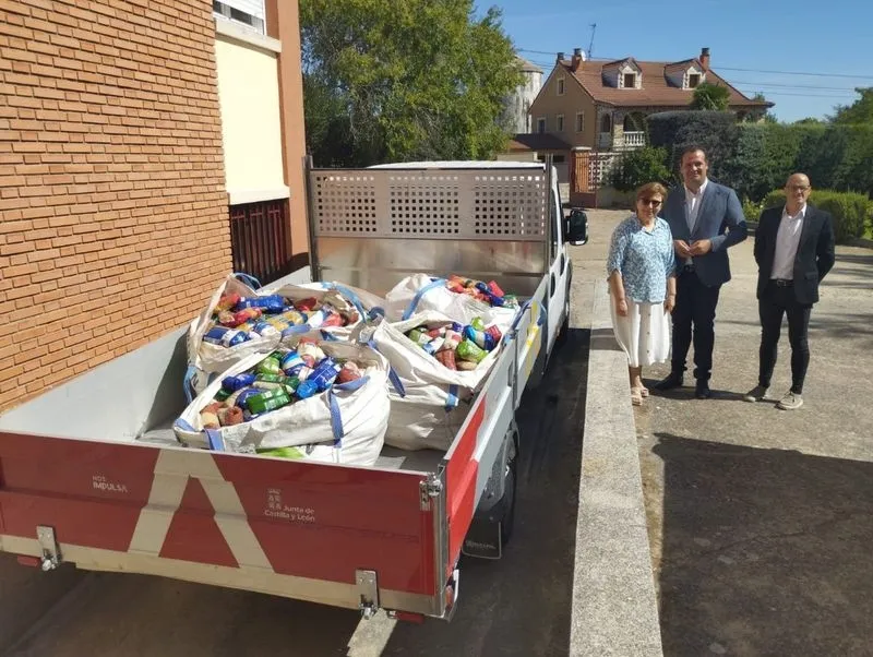 Foto 3 - Entrega a tres centros sociales de cerca de 3.000 kilos de alimentos recaudados en el Toro de las fiestas de Santa Marta