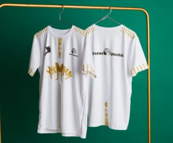 Foto 2 - Manos Unidas vender&aacute; camisetas de aire futbolero en el Martes Chico y en el Martes Mayor
