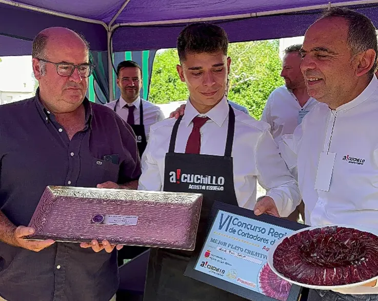 Foto 3 - El navasfrie&ntilde;o Ra&uacute;l P&iacute;riz Seijo se proclama campe&oacute;n regional de Cortadores de Cecina