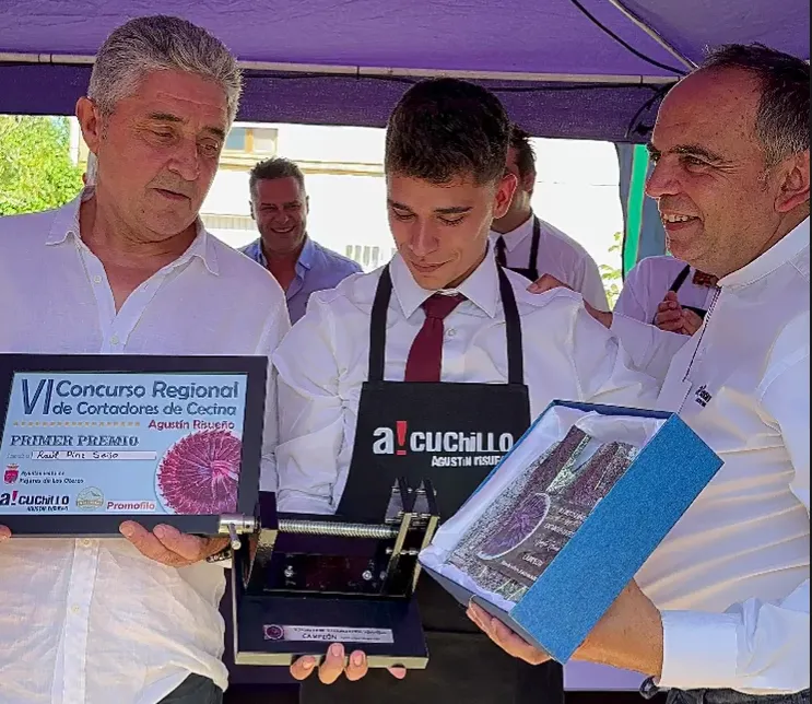 Foto 4 - El navasfrie&ntilde;o Ra&uacute;l P&iacute;riz Seijo se proclama campe&oacute;n regional de Cortadores de Cecina