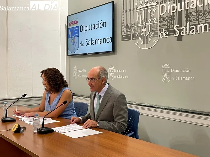 Javier Iglesias y Pilar Sánchez, con uno de los caudalímetros. Fotos: Miguel González.