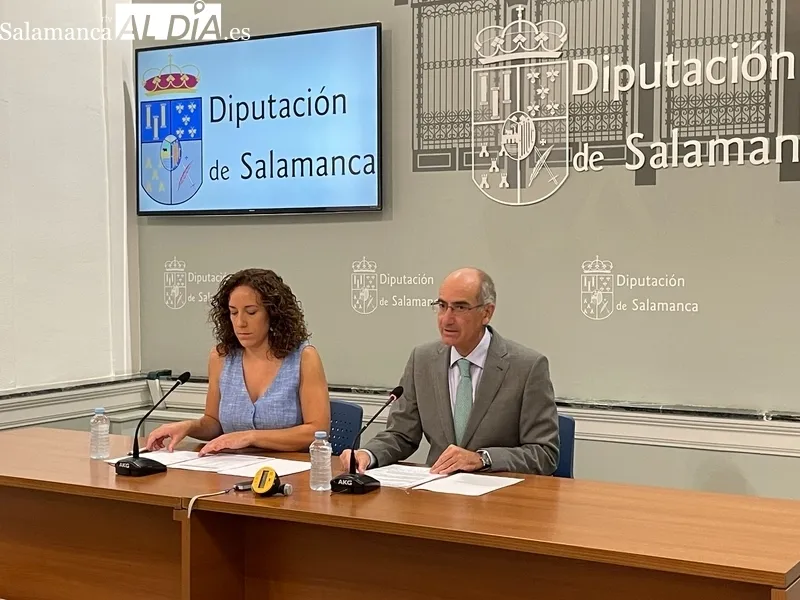 Javier Iglesias y Pilar Sánchez, con uno de los caudalímetros. Fotos: Miguel González.