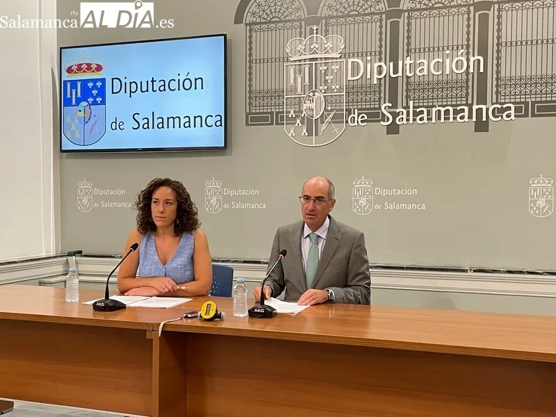 Javier Iglesias y Pilar Sánchez, con uno de los caudalímetros. Fotos: Miguel González.