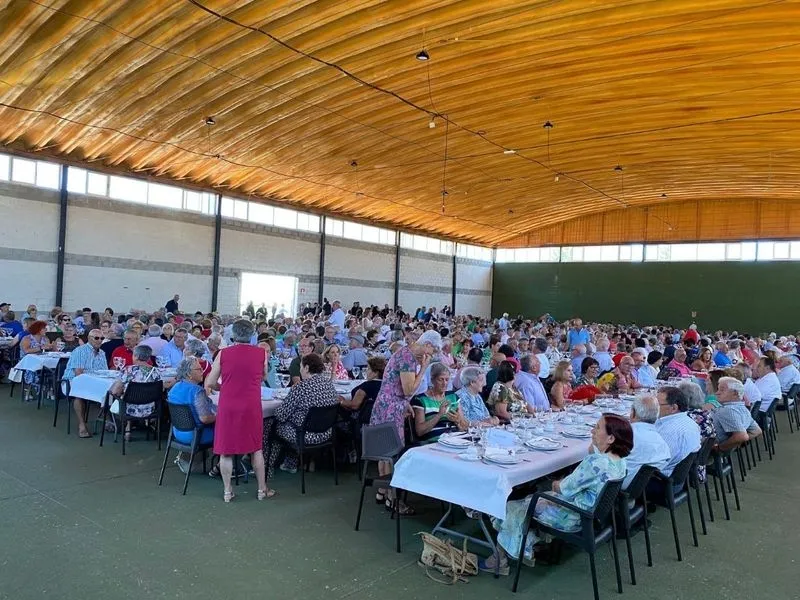 Comida de fiestas de la personas mayores en el recinto ferial de Guijuelo