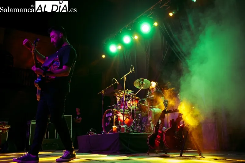 Foto 10 - 'Pedr&aacute;' hacer vibrar la Plaza Mayor con el rock transgresivo de Extremoduro