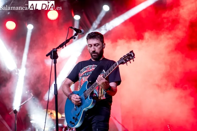 Foto 8 - 'Pedr&aacute;' hacer vibrar la Plaza Mayor con el rock transgresivo de Extremoduro