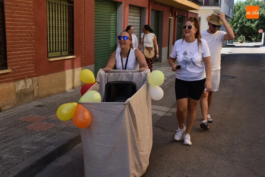 Foto 3 - Refrescante pasacalles de apertura de las fiestas del Valle de San Mart&iacute;n