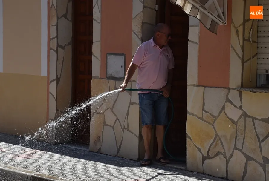 Foto 4 - Refrescante pasacalles de apertura de las fiestas del Valle de San Mart&iacute;n