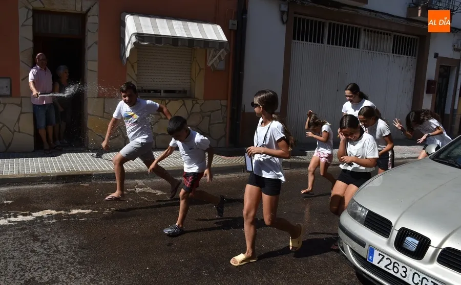 Foto 5 - Refrescante pasacalles de apertura de las fiestas del Valle de San Mart&iacute;n