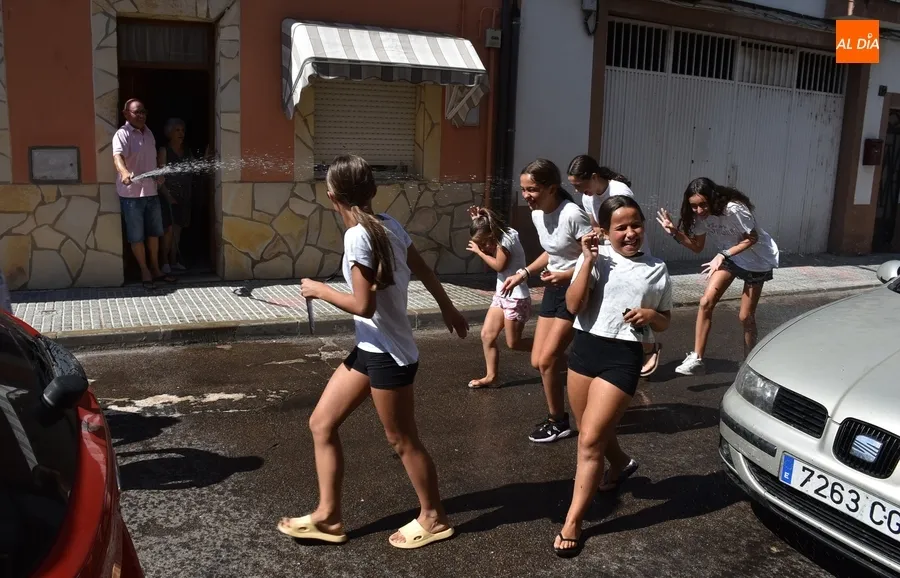 Foto 6 - Refrescante pasacalles de apertura de las fiestas del Valle de San Mart&iacute;n