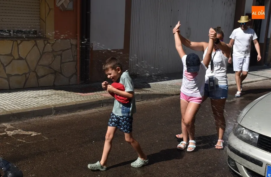 Foto 7 - Refrescante pasacalles de apertura de las fiestas del Valle de San Mart&iacute;n
