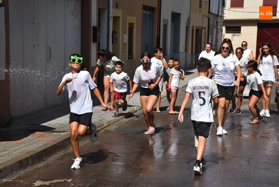 Foto 9 - Refrescante pasacalles de apertura de las fiestas del Valle de San Mart&iacute;n