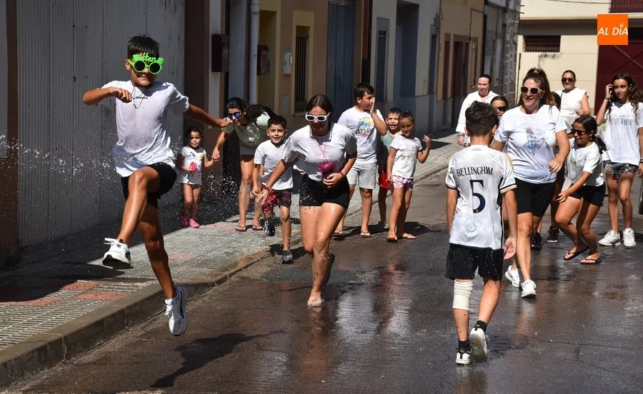 Foto 10 - Refrescante pasacalles de apertura de las fiestas del Valle de San Mart&iacute;n