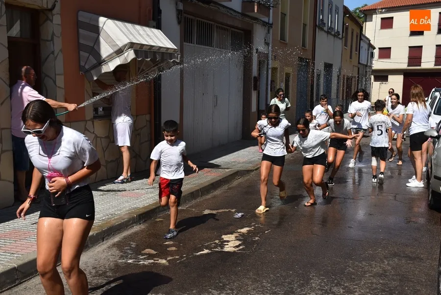 Foto 11 - Refrescante pasacalles de apertura de las fiestas del Valle de San Mart&iacute;n