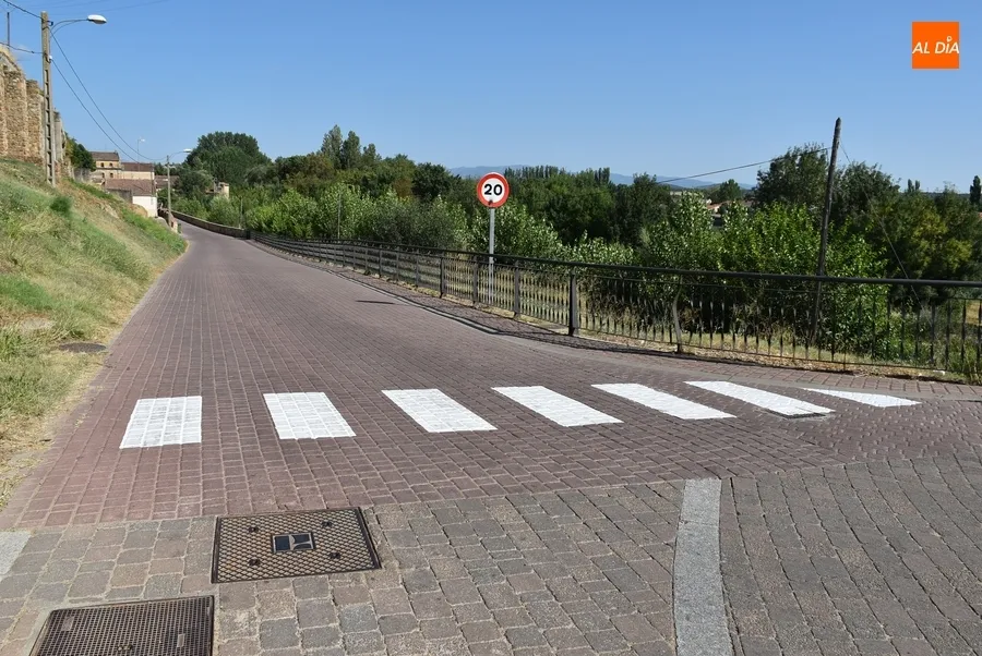 Foto 3 - Creados dos pasos de cebra en el entorno de la entrada al Puente Mayor