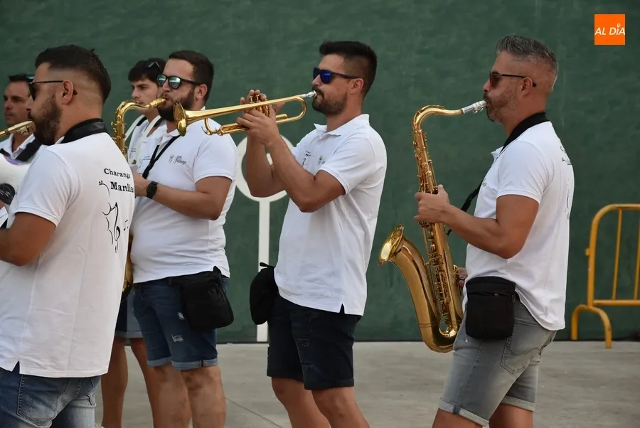 Foto 4 - La Charanga Manliao pone banda sonora a la tarde sabatina en el Valle de San Mart&iacute;n