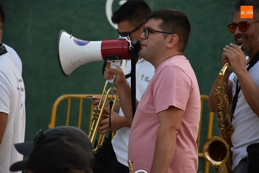 Foto 5 - La Charanga Manliao pone banda sonora a la tarde sabatina en el Valle de San Mart&iacute;n