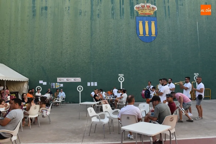 Foto 8 - La Charanga Manliao pone banda sonora a la tarde sabatina en el Valle de San Mart&iacute;n