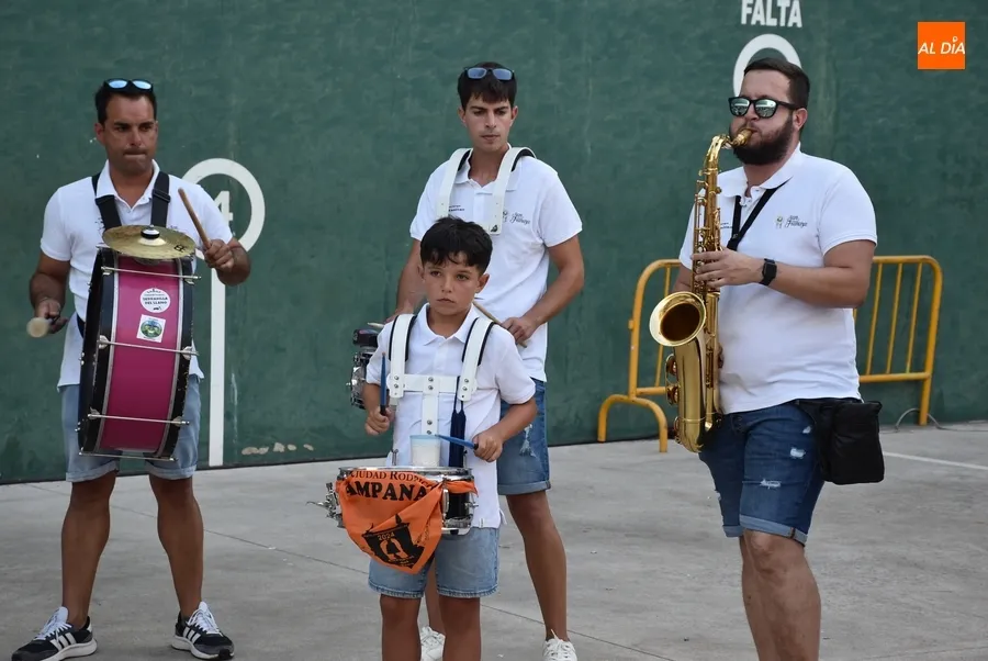 Foto 11 - La Charanga Manliao pone banda sonora a la tarde sabatina en el Valle de San Mart&iacute;n