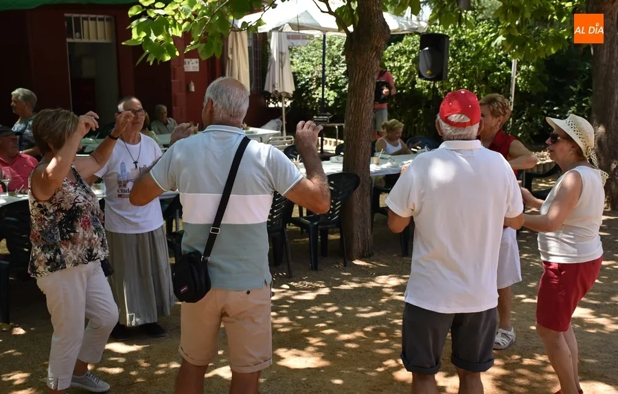Foto 4 - El Puente baila al ritmo de la m&uacute;sica de Ra&uacute;l D&iacute;az de Dios antes de comer todos juntos