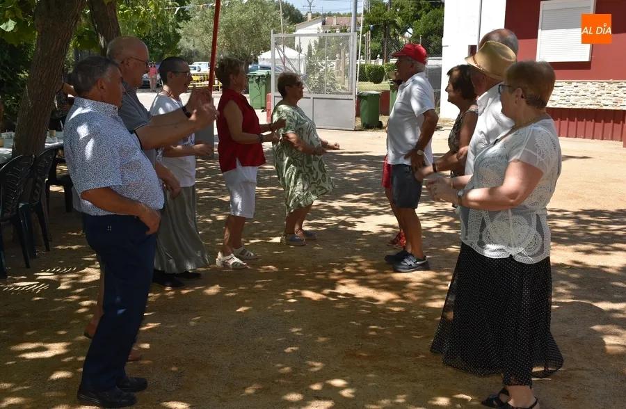 Foto 6 - El Puente baila al ritmo de la m&uacute;sica de Ra&uacute;l D&iacute;az de Dios antes de comer todos juntos