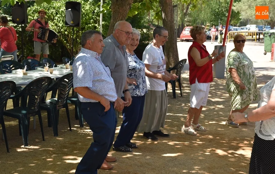 Foto 7 - El Puente baila al ritmo de la m&uacute;sica de Ra&uacute;l D&iacute;az de Dios antes de comer todos juntos