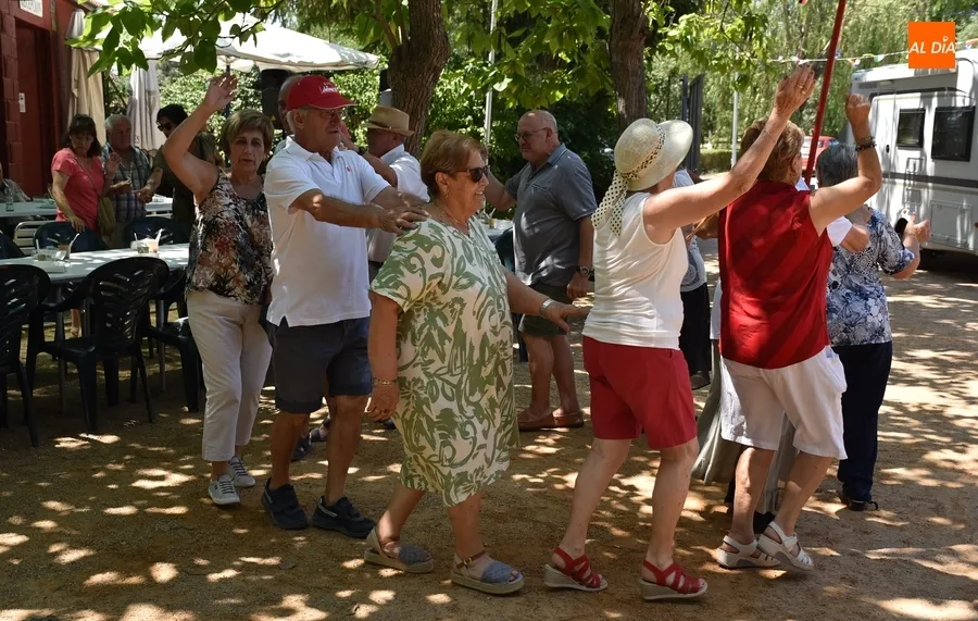 Foto 9 - El Puente baila al ritmo de la m&uacute;sica de Ra&uacute;l D&iacute;az de Dios antes de comer todos juntos