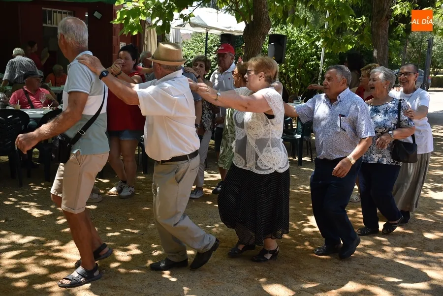 Foto 10 - El Puente baila al ritmo de la m&uacute;sica de Ra&uacute;l D&iacute;az de Dios antes de comer todos juntos