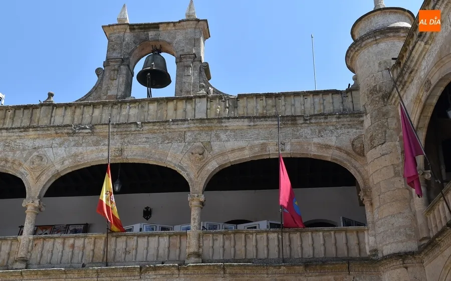 Foto 2 - Las banderas de la Casa Consistorial lucen a media asta por Manuel Delgado S&aacute;nchez-Arjona