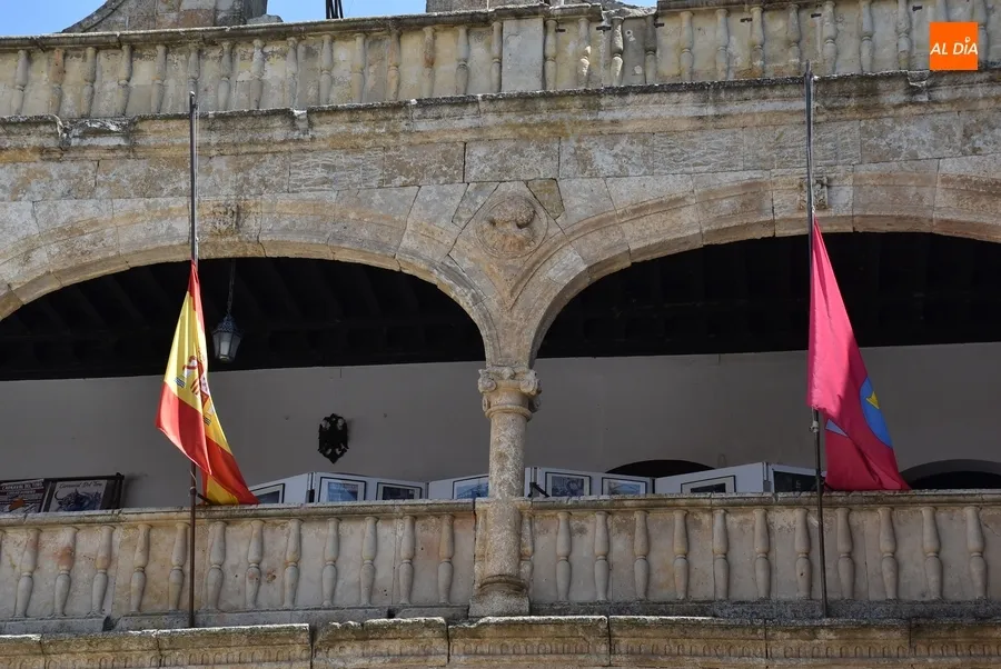Foto 3 - Las banderas de la Casa Consistorial lucen a media asta por Manuel Delgado S&aacute;nchez-Arjona