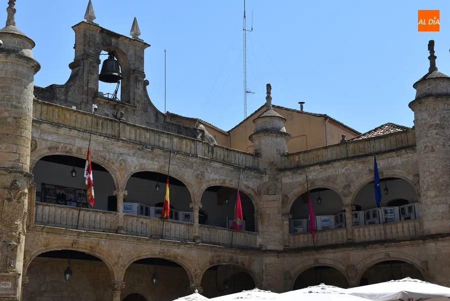 Foto 4 - Las banderas de la Casa Consistorial lucen a media asta por Manuel Delgado S&aacute;nchez-Arjona