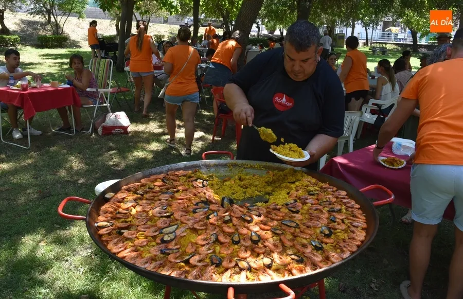Foto 2 - Los vecinos del Valle de San Mart&iacute;n cierran sus fiestas degustando paella