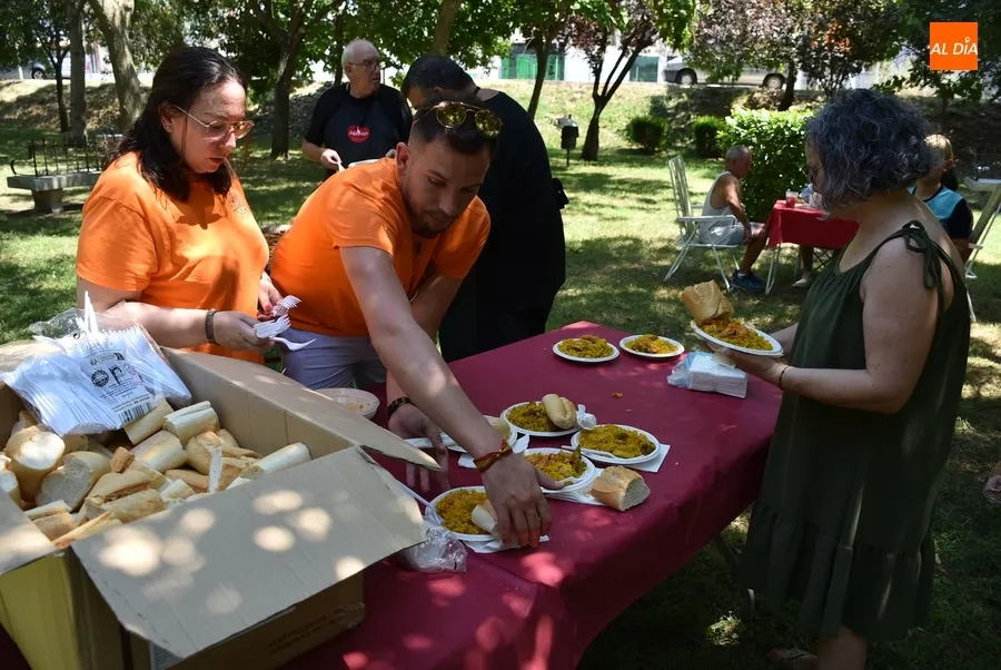 Foto 3 - Los vecinos del Valle de San Mart&iacute;n cierran sus fiestas degustando paella