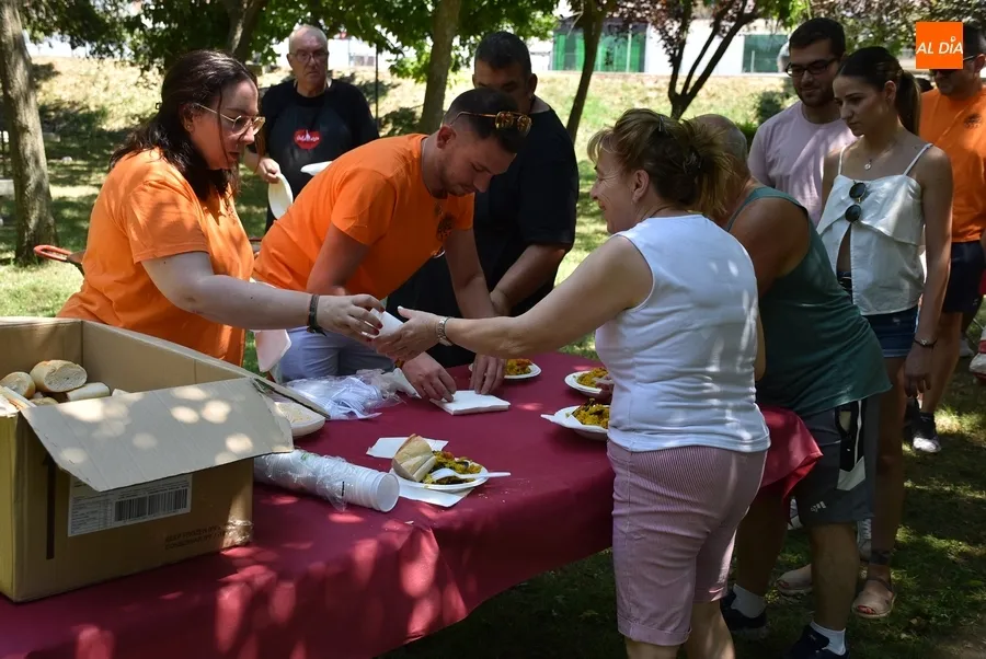 Foto 4 - Los vecinos del Valle de San Mart&iacute;n cierran sus fiestas degustando paella